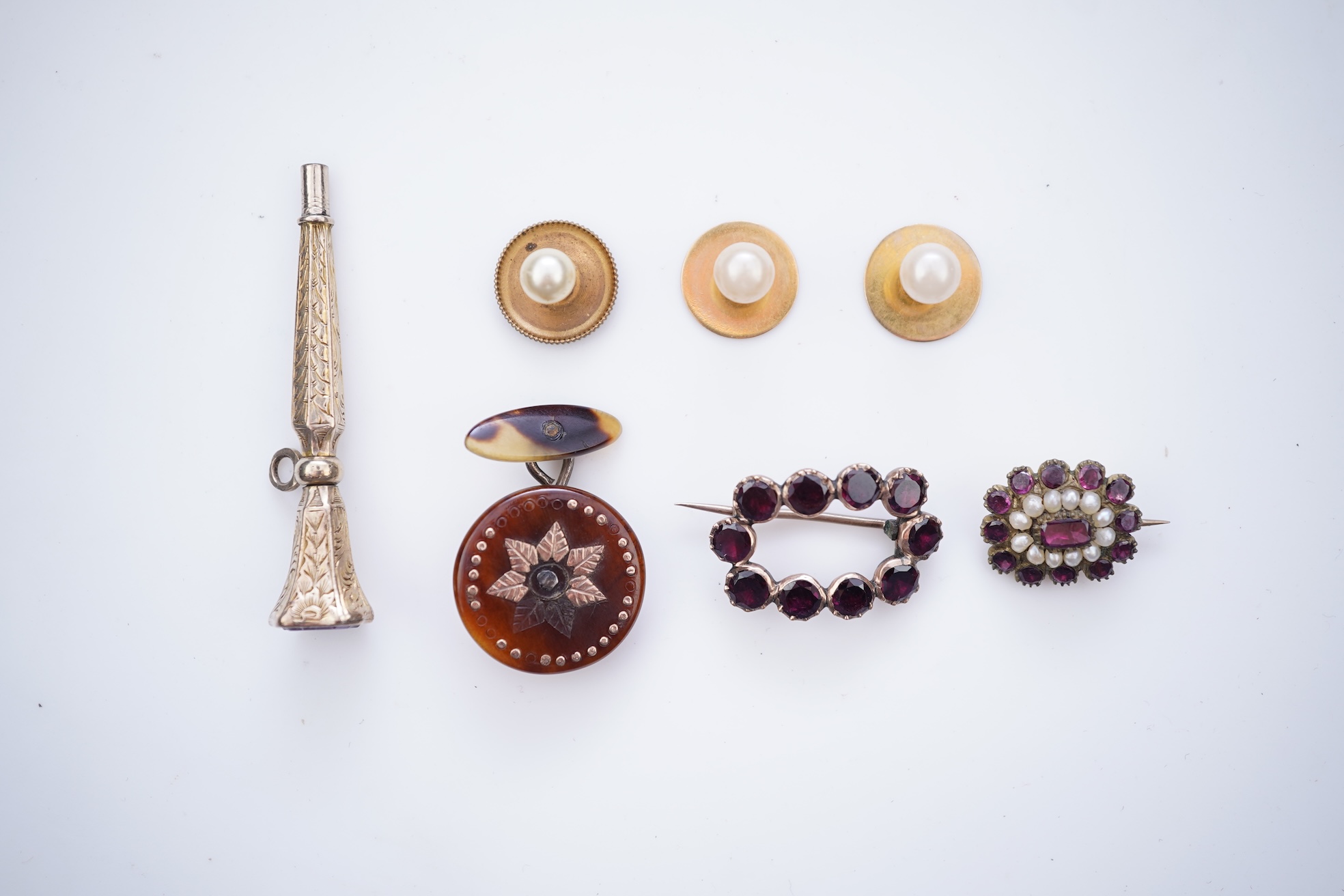 A collection of small jewels and accessories, 19th and early 20th century